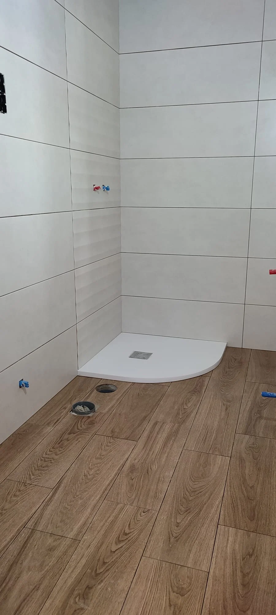 Reforma de baño con plato de ducha y alicatado en Madrid Sur